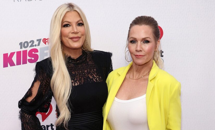 ‘90210’ stars Tori Spelling, Jennie Garth visit beach house where they filmed show:’ ‘Looks exactly the same’