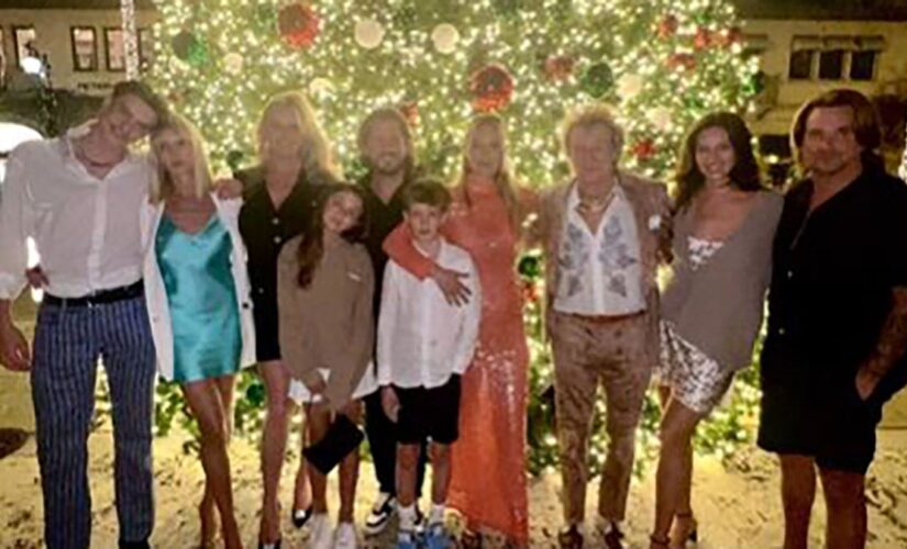 Rod Stewart shares rare Christmas photo with family, including 6 of his 8 kids