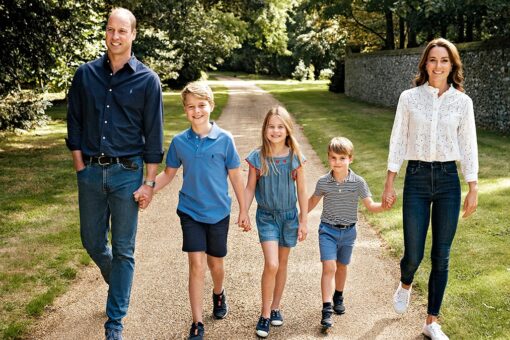 Prince William, Kate Middleton beam as they hold hands with their three children in sweet Christmas card photo