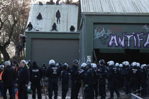 German police surround and crack down on camp of anti-coal protesters
