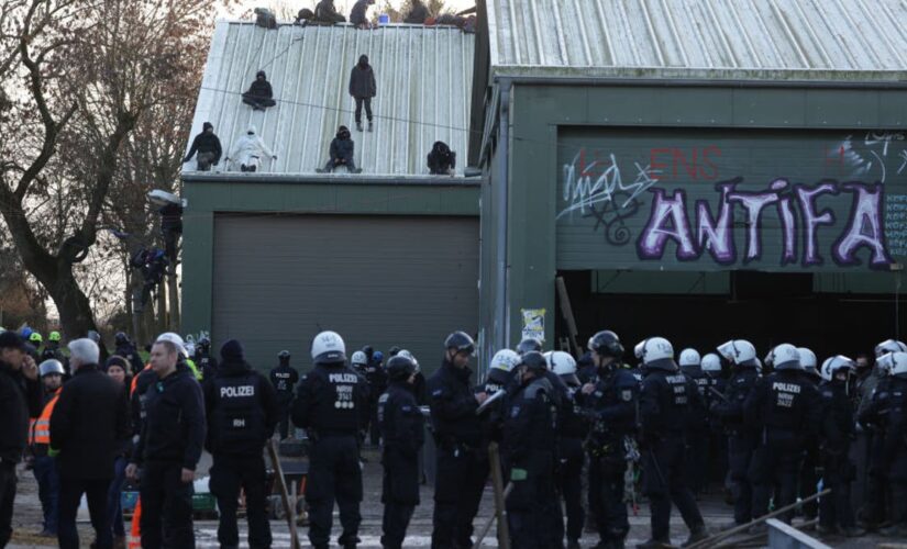 German police surround and crack down on camp of anti-coal protesters