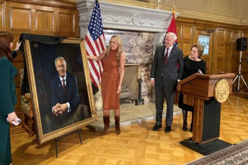Official portrait of Arkansas Gov. Hutchinson unveiled