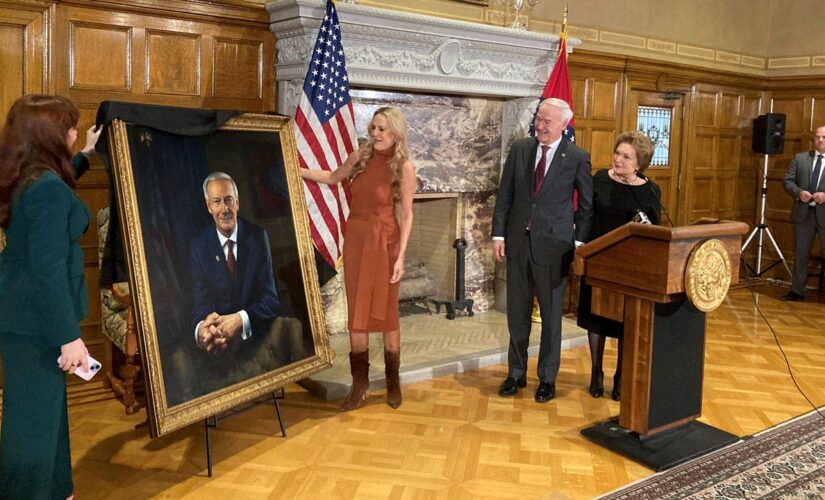 Official portrait of Arkansas Gov. Hutchinson unveiled