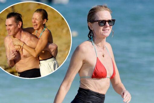 Naomi Watts shows off lean bikini body, gets cozy with boyfriend Billy Crudup